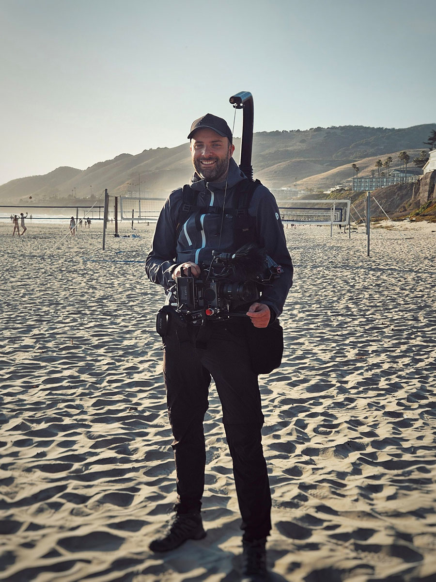 Alexander Vexler als Dokumentarfilm Kameramann mit einer Sony FX6 und Easyrig
