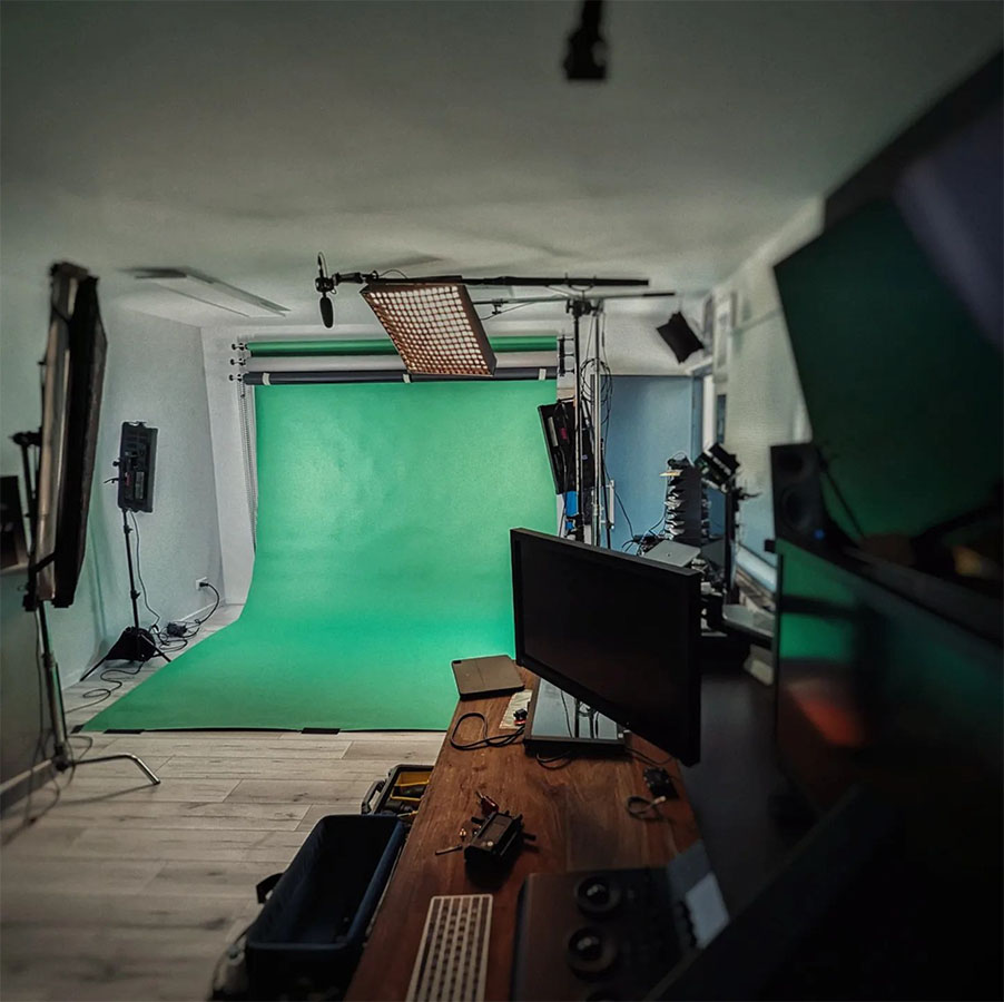 Videostudio von Alexander Vexler mit Greenscreen, Licht und Color Grading Suite