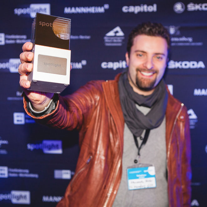 Alexander Vexler mit einem Spotlight Award in der Hand